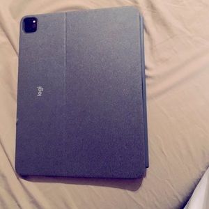 Logitech combotouch iPad Pro 12.9 inch 5th generation detachable keyboard case